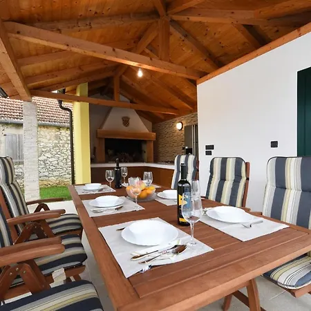 Beautiful Petra With Summer Kitchen And Pool