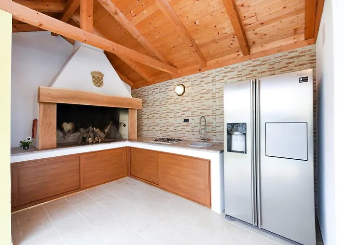 Beautiful Petra With Summer Kitchen And Pool Vila