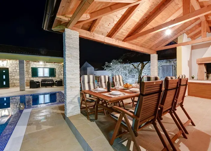 Beautiful Petra With Summer Kitchen And Pool