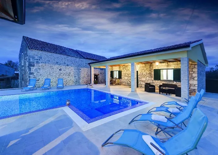 别墅 Beautiful Petra With Summer Kitchen And Pool Lovinac (Zadar)