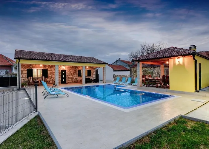 Beautiful Petra With Summer Kitchen And Pool 别墅