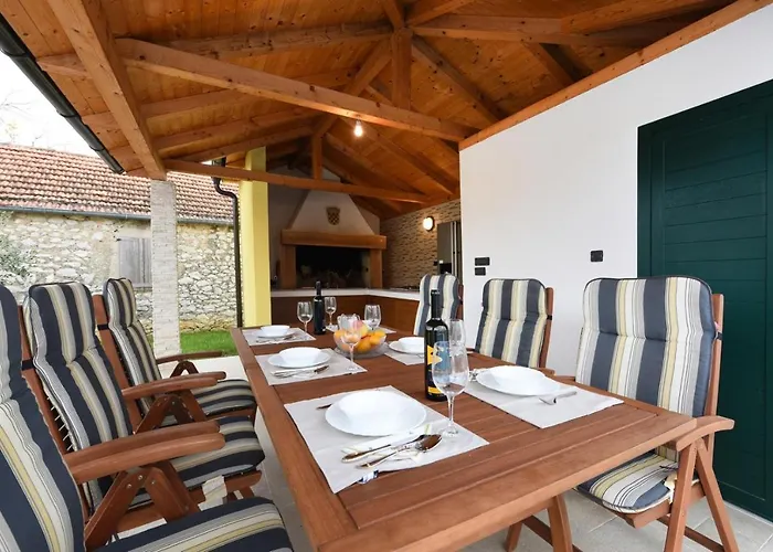 Beautiful Petra With Summer Kitchen And Pool