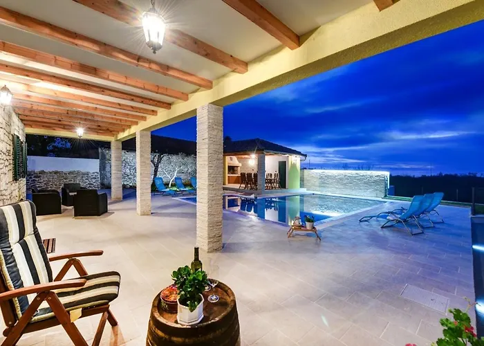 Beautiful Petra With Summer Kitchen And Pool