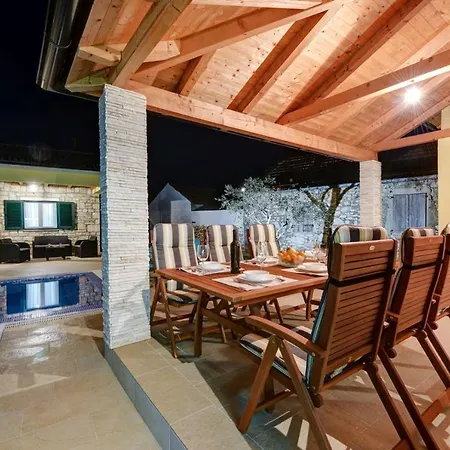 Beautiful Petra With Summer Kitchen And Pool