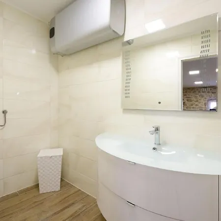 Beautiful Petra With Summer Kitchen And Pool