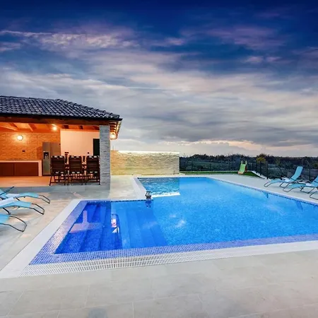 Beautiful Petra With Summer Kitchen And Pool Βίλα *