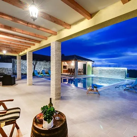 Beautiful Petra With Summer Kitchen And Pool