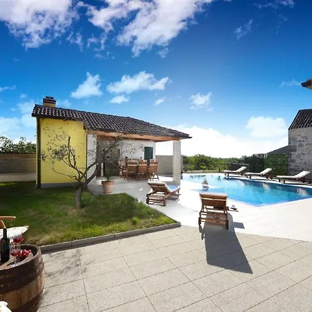 Βίλα Beautiful Petra With Summer Kitchen And Pool